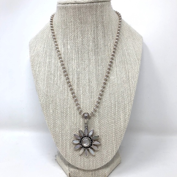 Sterling silver Daisy pendant necklace 34.8g